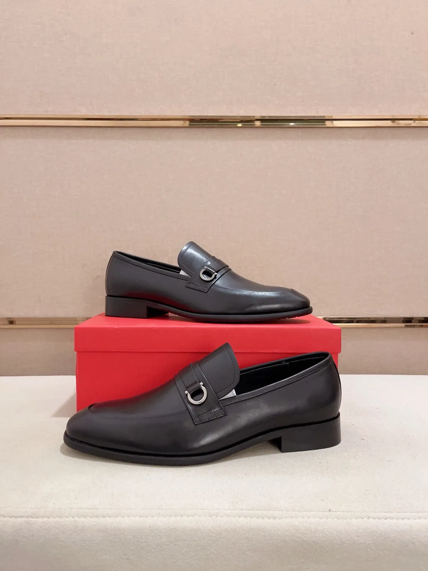 Men's shoes💰: 540💰 High version Ferragamo quality! 🆕🆕Exclusive hot-selling products in stock🔥🔥New products on the shelves, high-quality shoes, high-end driving shoes, with complete packaging! 💪 💪 Material: imported patented cowhide 🐂 + imported high-quality water-dyed cowhide lining + wear-resistant outsole 👍🏻👍🏻 Features: high-end and comfortable, purely handmade 🚀 🚀 Create the perfect shoes that suit you best 🔥 🔥 Size: (38-44) Can be customized 45 non-returnable!